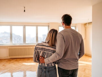 Una pareja joven en su piso reci&eacute;n comprado