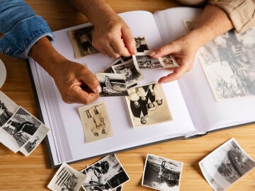 Pareja mirando fotos antiguas de un &aacute;lbum
