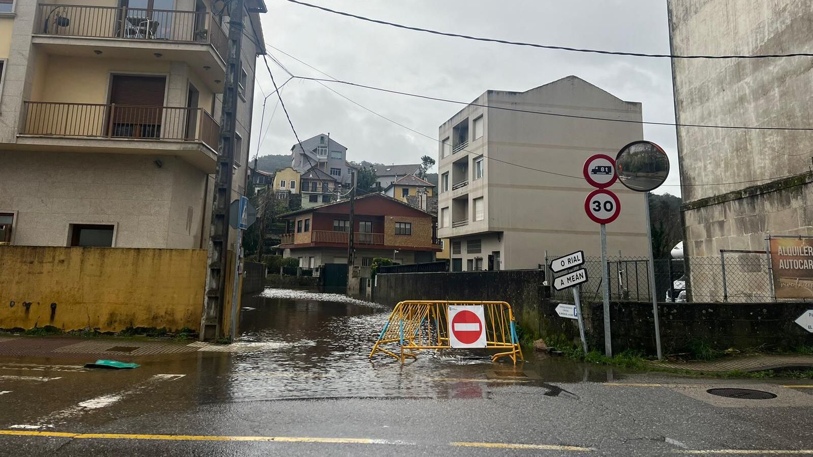 Ríos desbordados y cortes de carreteras en Pontevedra por las intensas lluvias