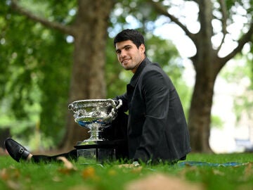 Carlos Alcaraz posa con el trofeo del Open de Australia