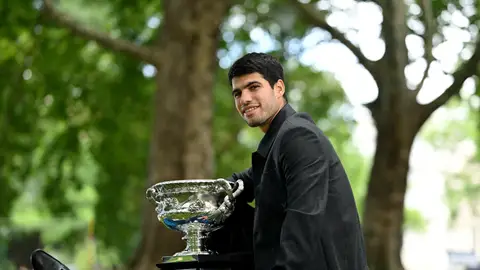 Carlos Alcaraz posa con el trofeo del Open de Australia Carlos Alcaraz posa con el trofeo del Open de Australia