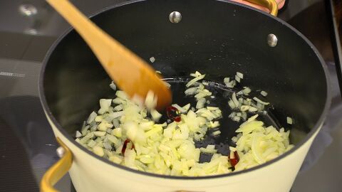 Añade la punta de guindilla