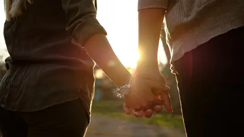 Pareja que se da de la mano Pareja que se da de la mano