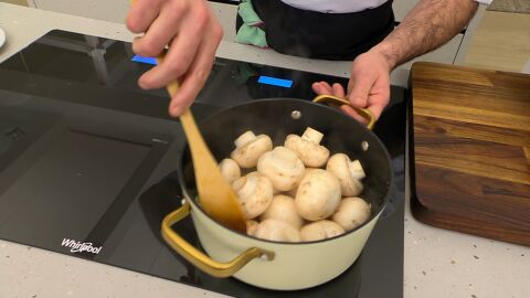 Incorpora los champiñones enteros