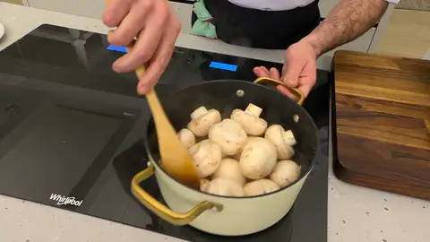 Incorpora los champiñones enteros Incorpora los champiñones enteros