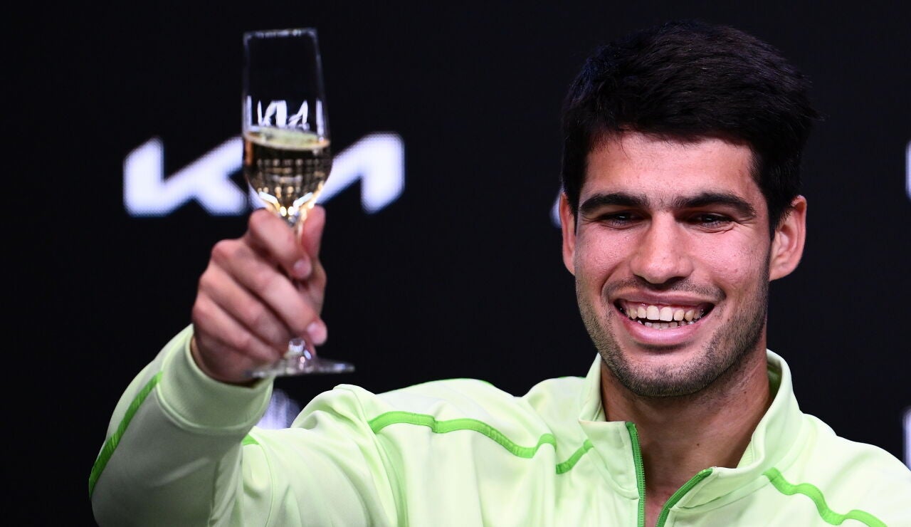 Alcaraz brinda tras ganar el Open de Australia