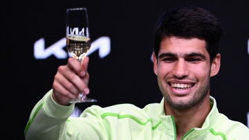 Alcaraz brinda tras ganar el Open de Australia