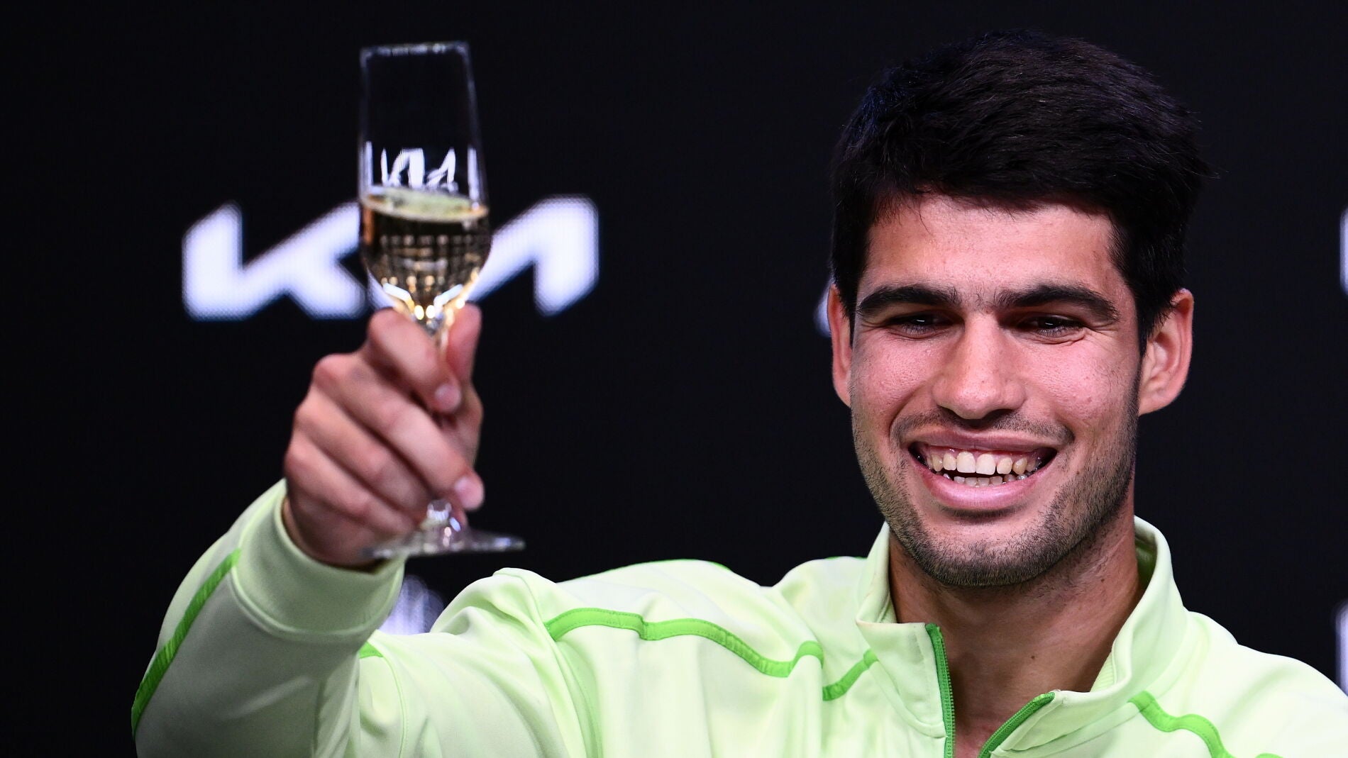 Alcaraz brinda tras ganar el Open de Australia