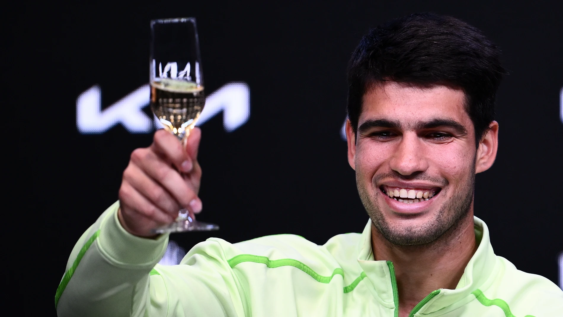 Alcaraz brinda tras ganar el Open de Australia Alcaraz brinda tras ganar el Open de Australia