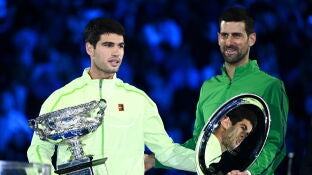 Carlos Alcaraz y Novak Djokovic, tras la final del Open de Australia