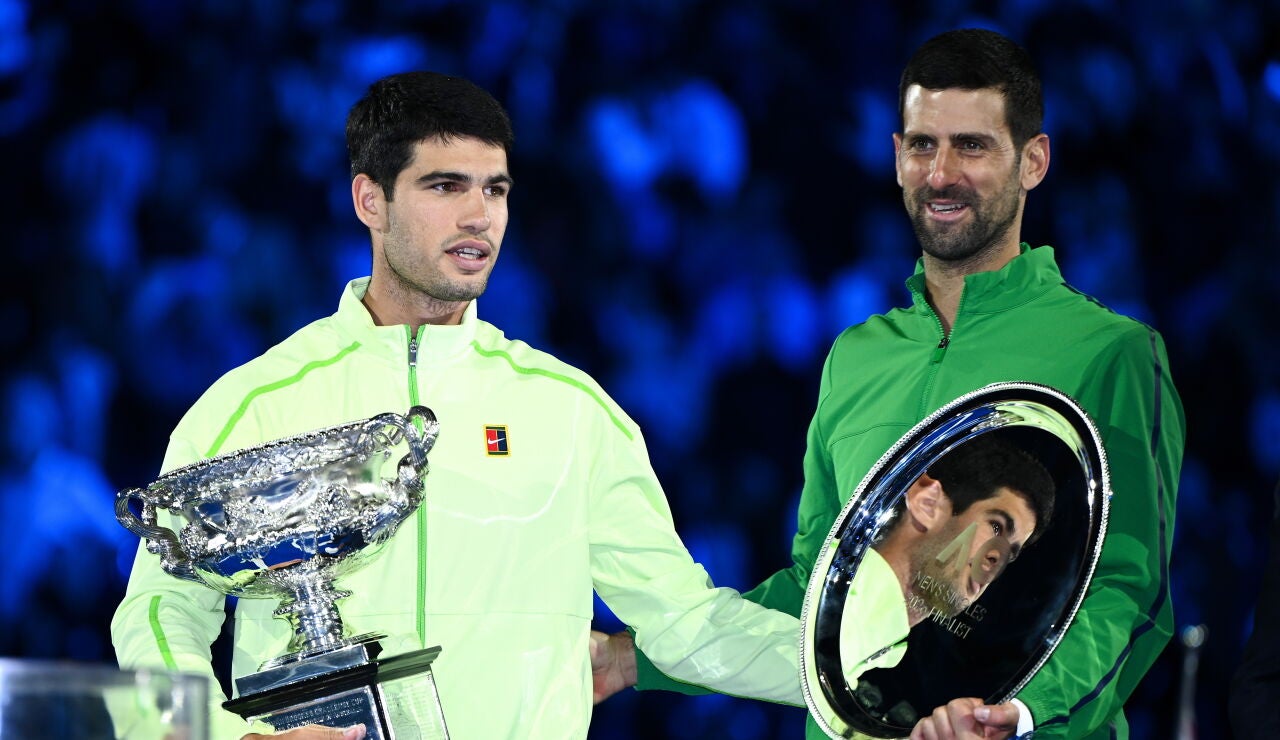 Carlos Alcaraz y Novak Djokovic, tras la final del Open de Australia