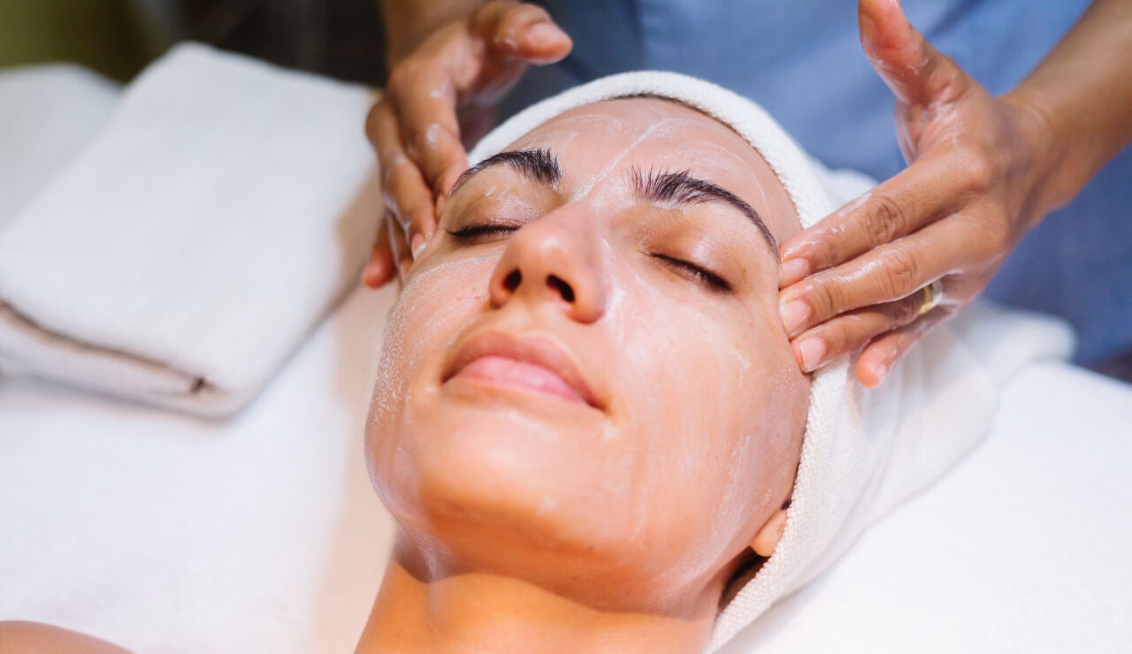 Una mujer haci&eacute;ndose un tratamiento facial