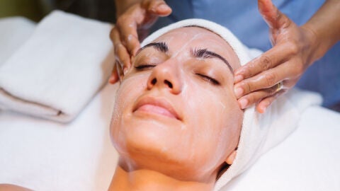 Una mujer haci&eacute;ndose un tratamiento facial