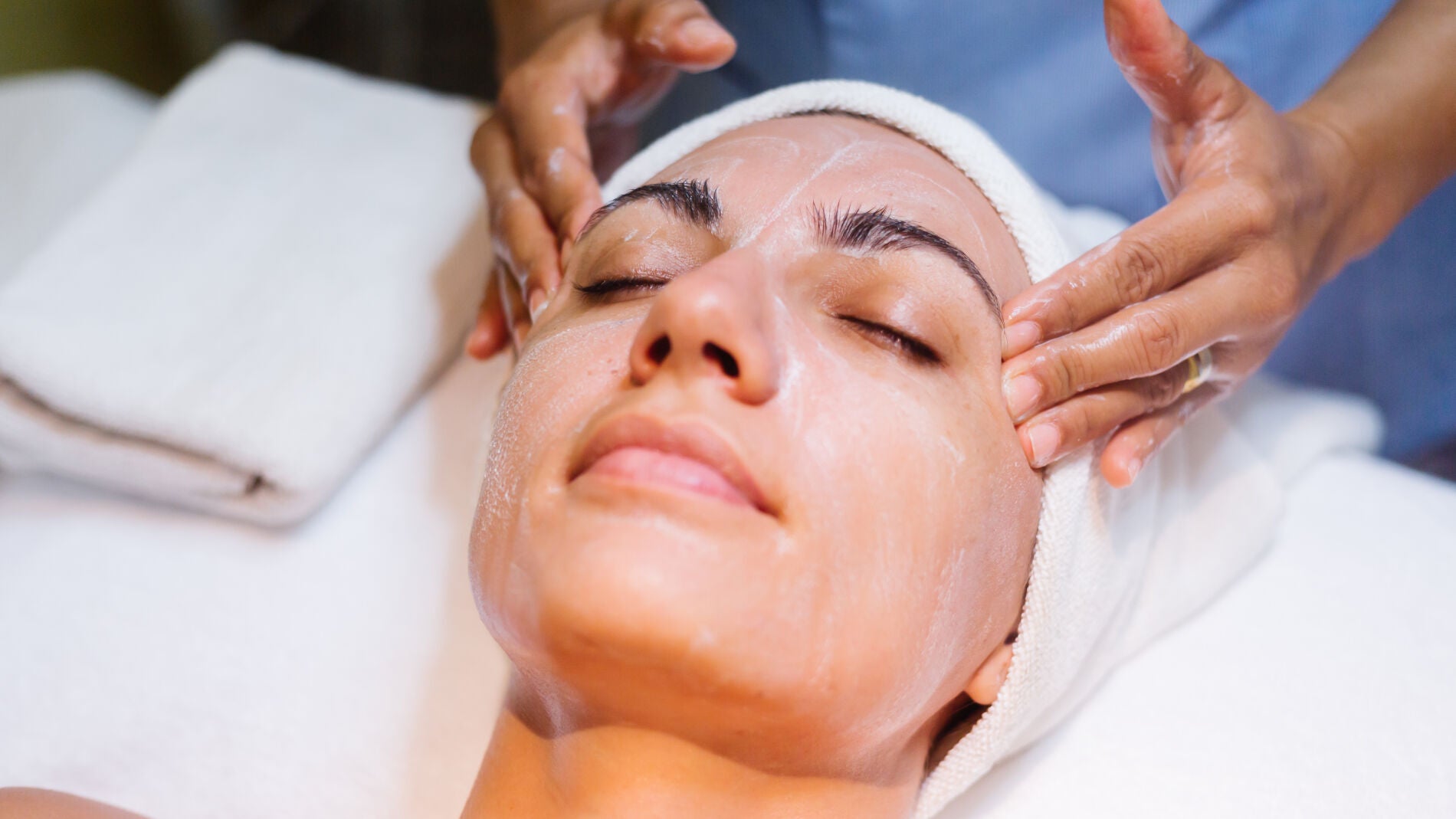 Una mujer haci&eacute;ndose un tratamiento facial