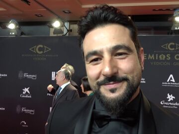 Antonio Vel&aacute;zquez atendiendo a la prensa