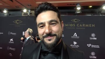 Antonio Vel&aacute;zquez atendiendo a la prensa