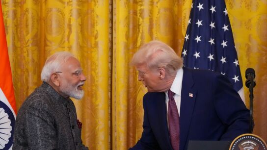 Donald Trump estrecha la mano del primer ministro indio, Narendra Modi, durante una conferencia de prensa conjunta en la Sala Este de la Casa Blanca