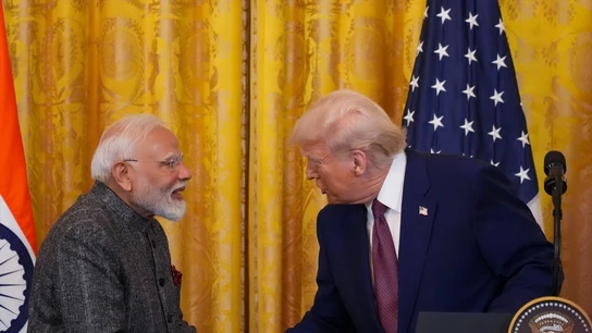 Trump afirma que India dejará de comprar petróleo ruso y comprará a EEUU y Venezuela Donald Trump estrecha la mano del primer ministro indio, Narendra Modi, durante una conferencia de prensa conjunta en la Sala Este de la Casa Blanca