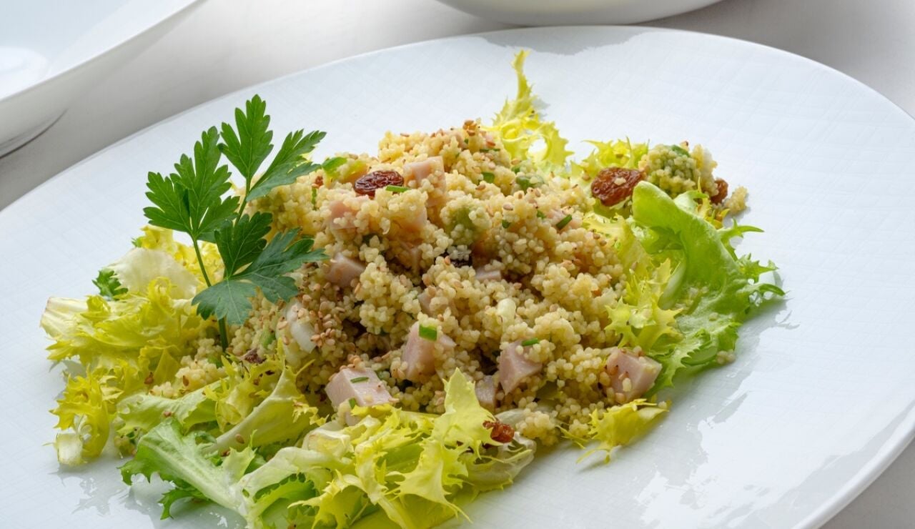 Ensalada de escarola y cusc&uacute;s con pavo, de Argui&ntilde;ano: una combinaci&oacute;n de sabores muy saludable