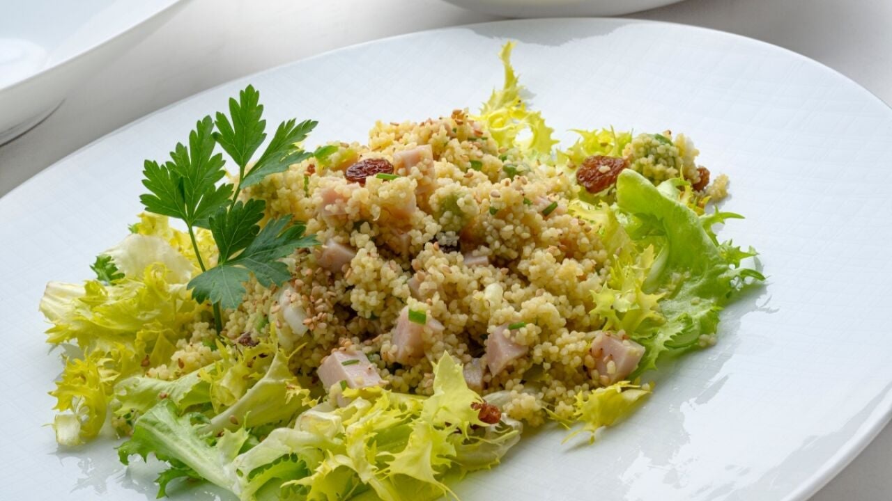 Ensalada de escarola con cuscús y pavo de Arguiñano, una receta equilibrada