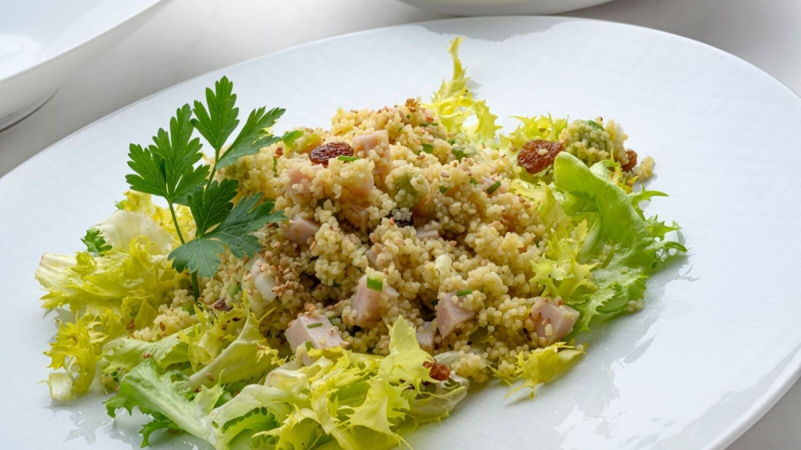 Ensalada de escarola y cuscús con pavo, de Arguiñano: una combinación de sabores muy saludable