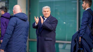 oan Laporta aplaude a sus jugadores a la llegada del equipo a Albacete 