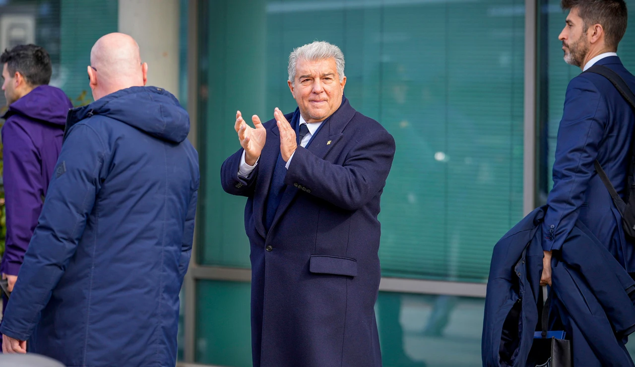 oan Laporta aplaude a sus jugadores a la llegada del equipo a Albacete