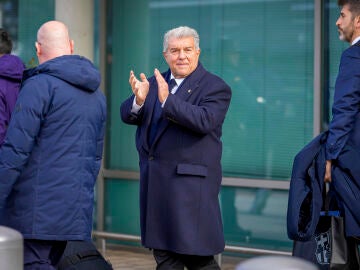 oan Laporta aplaude a sus jugadores a la llegada del equipo a Albacete 