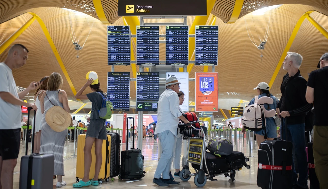 Pasajeros con maletas en el aeropuerto de Madrid-Barajas