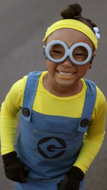 Niña disfrazada de minion Niña disfrazada de minion