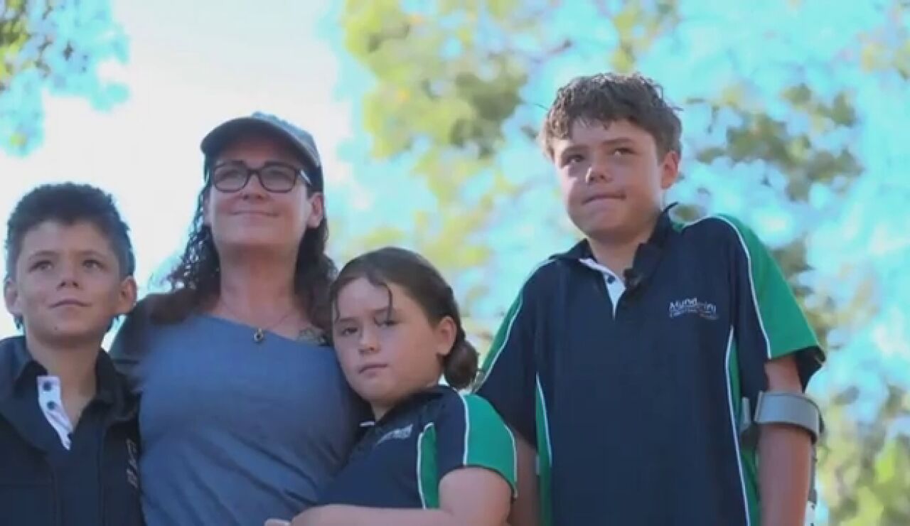 Un adolescente nada 4 kil&oacute;metros para salvar la vida de su familia