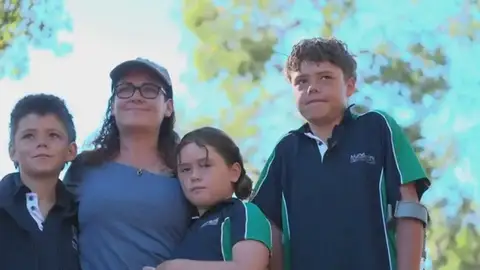 Un adolescente nada 4 kilómetros para salvar la vida de su familia Un adolescente nada 4 kilómetros para salvar la vida de su familia