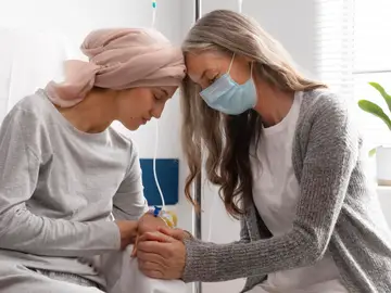 Una mujer ingresada en el hospital junto a otra que la acompaña Una mujer ingresada en el hospital junto a otra que la acompaña