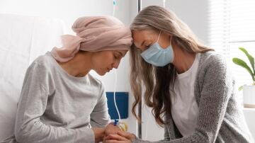 Una mujer ingresada en el hospital junto a otra que la acompa&ntilde;a