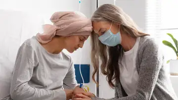 Una mujer ingresada en el hospital junto a otra que la acompaña Una mujer ingresada en el hospital junto a otra que la acompaña