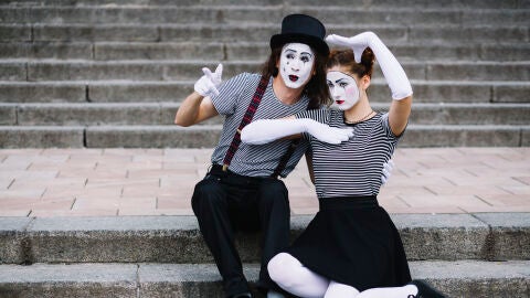 Pareja disfrazada de mimo