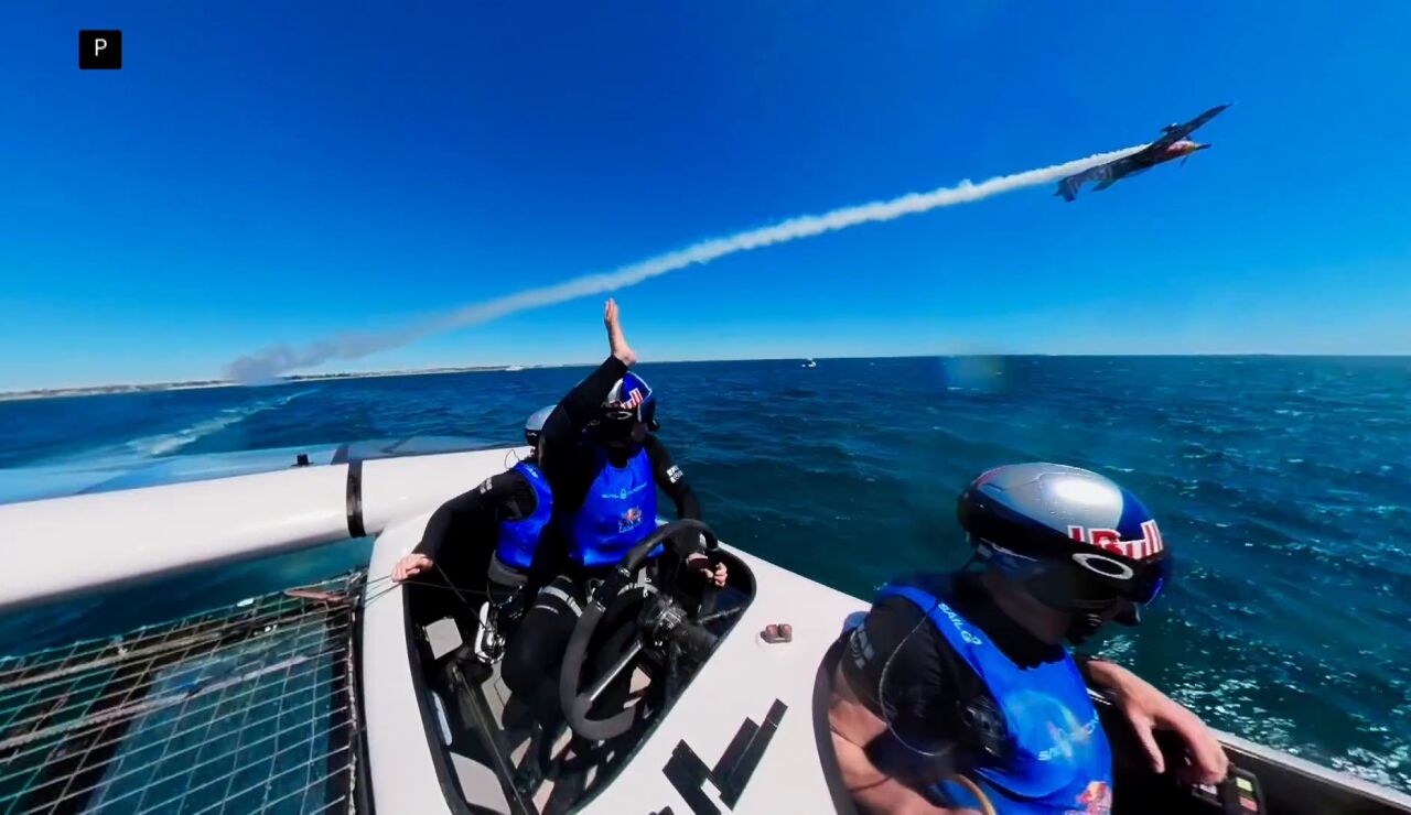 El impresionante vuelo de un avi&oacute;n sobre las embarcaciones de la SailGP en Perh, Australia