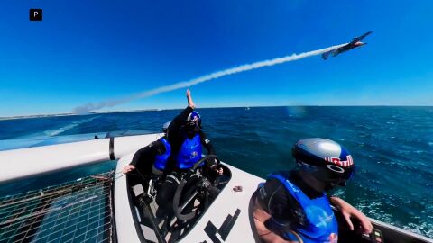 El impresionante vuelo de un avi&oacute;n sobre las embarcaciones de la SailGP en Perh, Australia