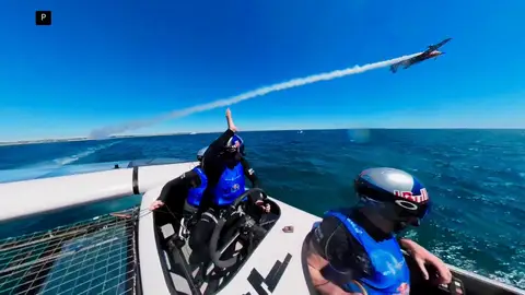 El impresionante vuelo de un avión sobre las embarcaciones de la SailGP en Perh, Australia El impresionante vuelo de un avión sobre las embarcaciones de la SailGP en Perh, Australia