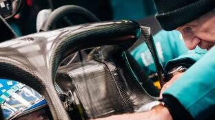 Adrian Newey conversa con Fernando Alonso en Montmel&oacute;