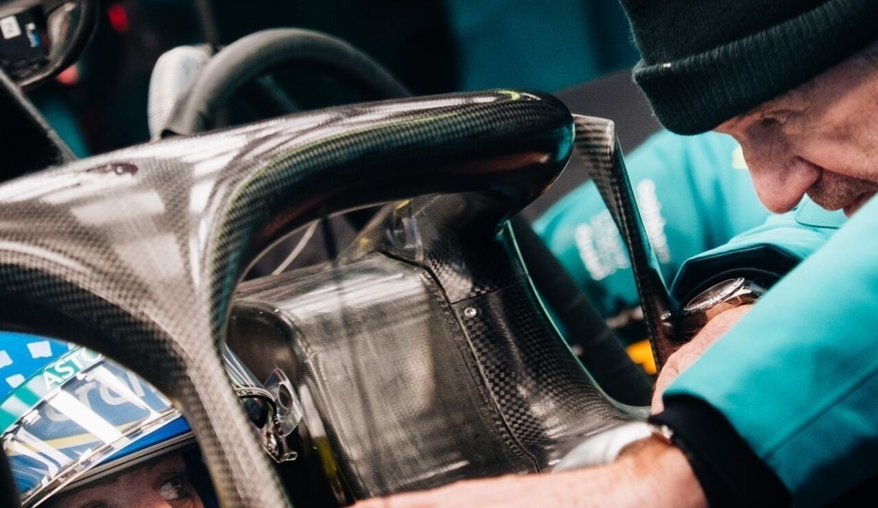 Adrian Newey conversa con Fernando Alonso en Montmel&oacute;