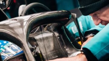 Adrian Newey conversa con Fernando Alonso en Montmel&oacute;