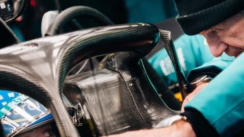 Adrian Newey conversa con Fernando Alonso en Montmel&oacute;