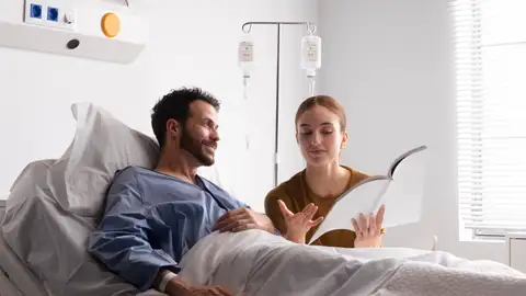 Un chico ingresado en el hospital junto a una mujer que le acompaña Un chico ingresado en el hospital junto a una mujer que le acompaña