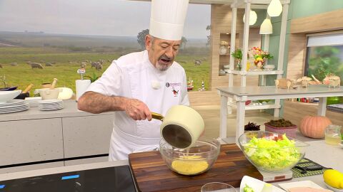 Pon el cuscús en un bol y vierte por encima el caldo caliente