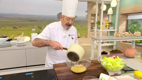 Pon el cuscús en un bol y vierte por encima el caldo caliente Pon el cuscús en un bol y vierte por encima el caldo caliente