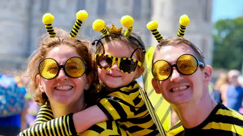 Familia disfrazada de abeja Familia disfrazada de abeja