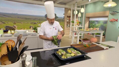 Unta cada lomo con el aceite de perejil, con ayuda de una brocha