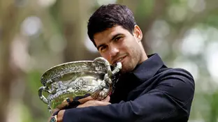Carlos Alcaraz posa con el trofeo del Open de Australia en Melbourne Carlos Alcaraz posa con el trofeo del Open de Australia en Melbourne
