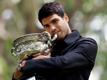 Carlos Alcaraz posa con el trofeo del Open de Australia en Melbourne